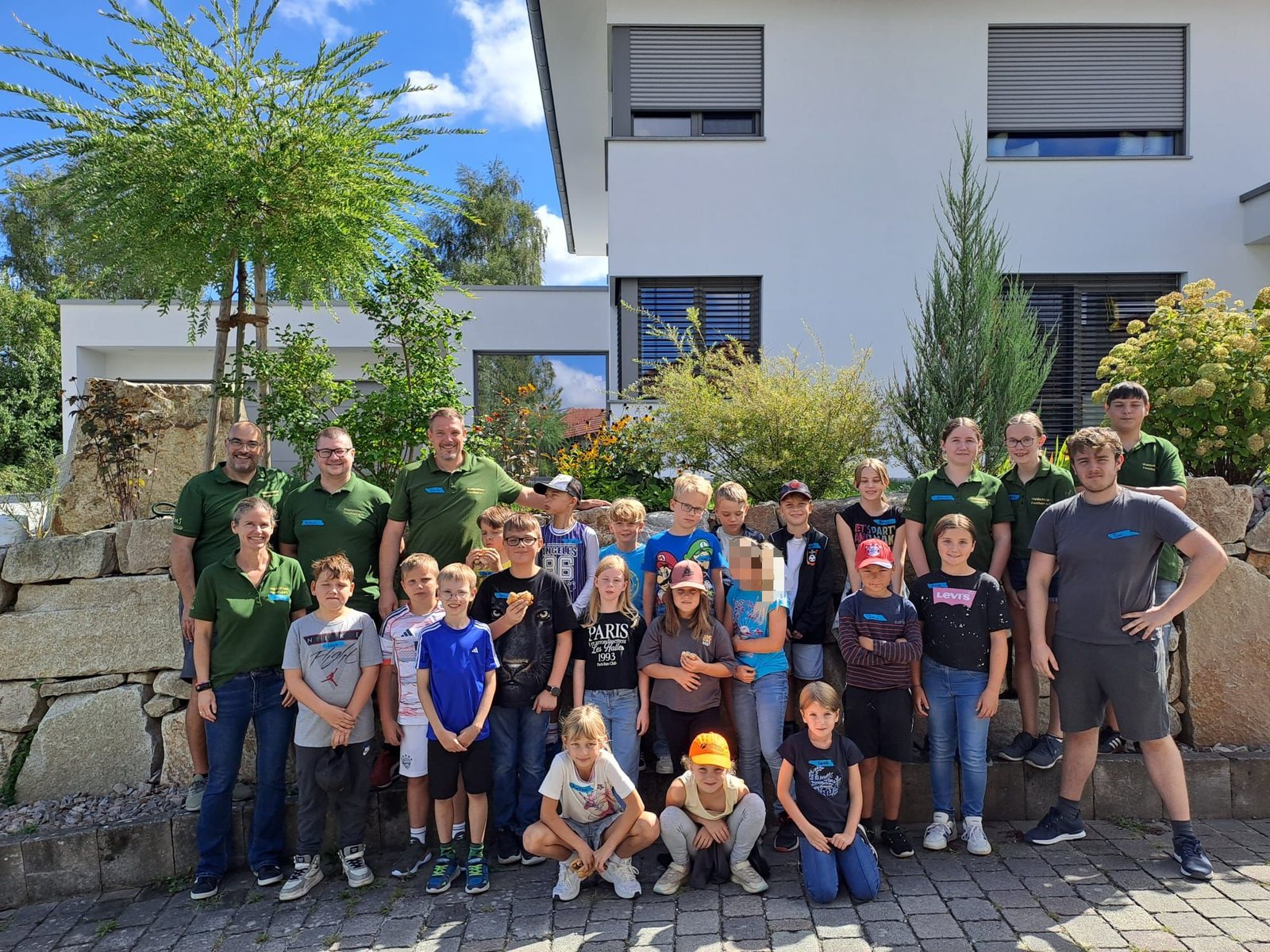 Gruppenfoto der Kinder und Betreuer beim Ferienprogramm der Waldschützen Forsthart