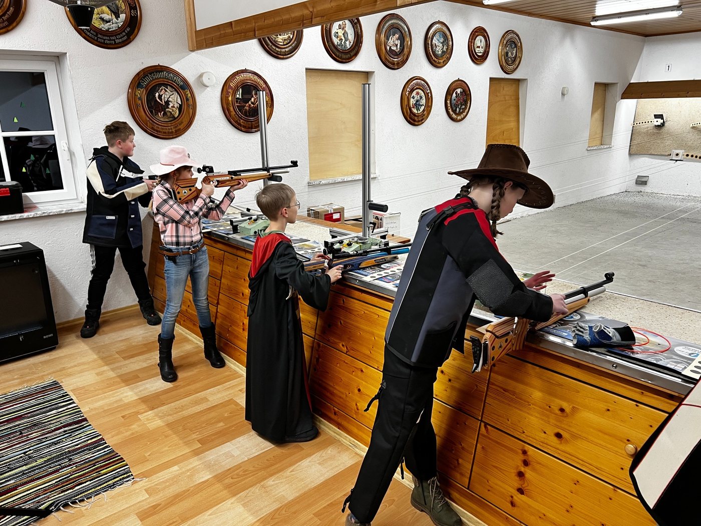 Jugendliche beim Faschingsschießen der Waldschützen Forsthart