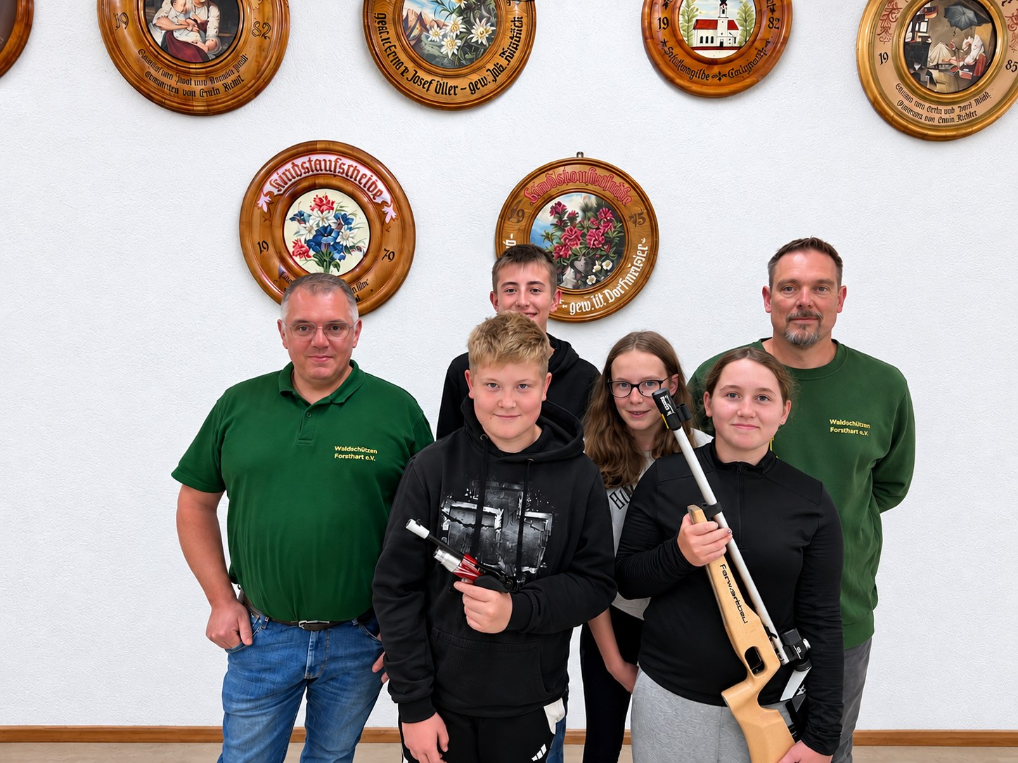 Jugendliche und Betreuer der Waldschützen Forsthart mit der neuen Lichtgewehr- und Lichtpistolenausstattung